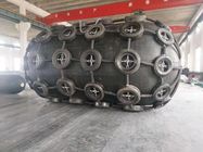 Pneumatyczny gumowy błotnik Yokohama 3,3 m x 6,5 m z oponami lotniczymi